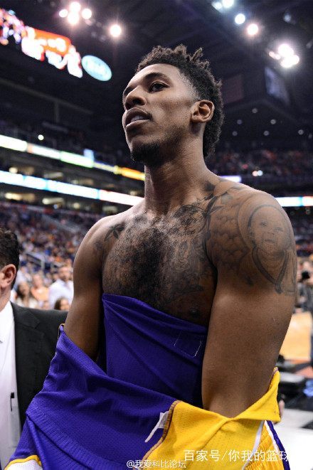 同一天绝代双骄各进一球！以下是媒体对C罗和梅西的...（同日建功！C罗与梅西各下一城，媒体热议）