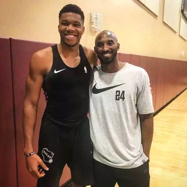 球队在对方主场打出统治级表现（球队客场上演统治级发挥）