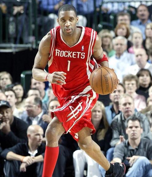 土媒：土超球员返回途中汽车突然起火，好在球员本人提前下车（土超球员返程途中座驾突发起火，所幸本人已先行下车）