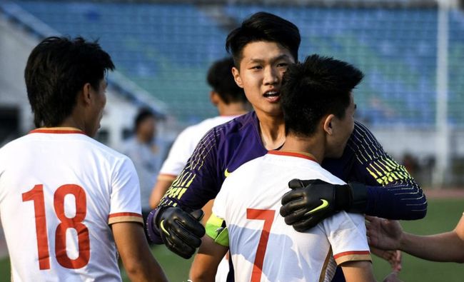 中足联细化“观众不当行为”细则：赛区将对球迷不当行为负责（中足联完善观众不当行为细则：赛区需对球迷不当举动负责）