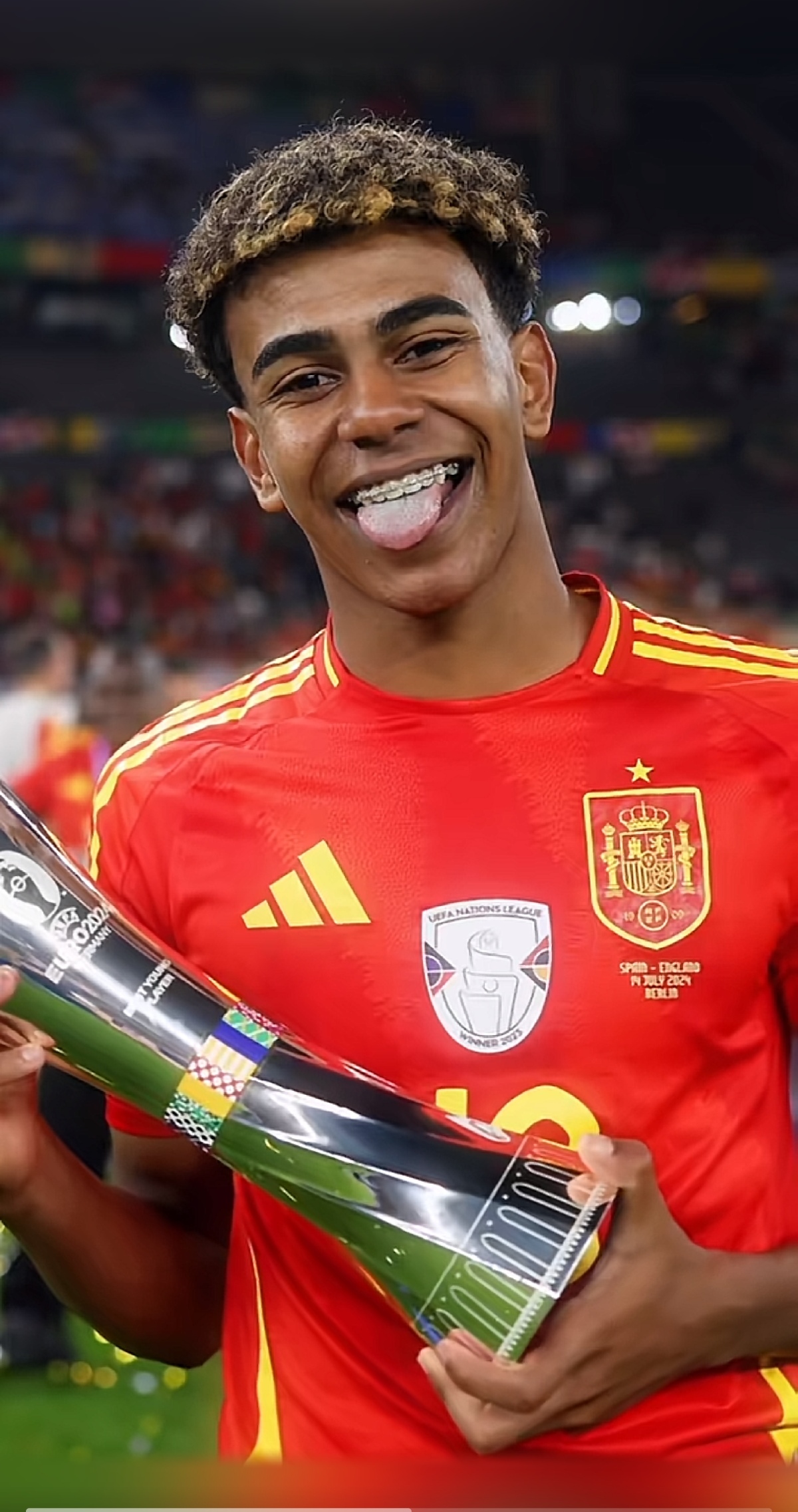 达成巴萨一线队百场里程碑，费尔明获赠纪念球衣（费尔明达成巴萨一线队第100场，获赠纪念球衣）